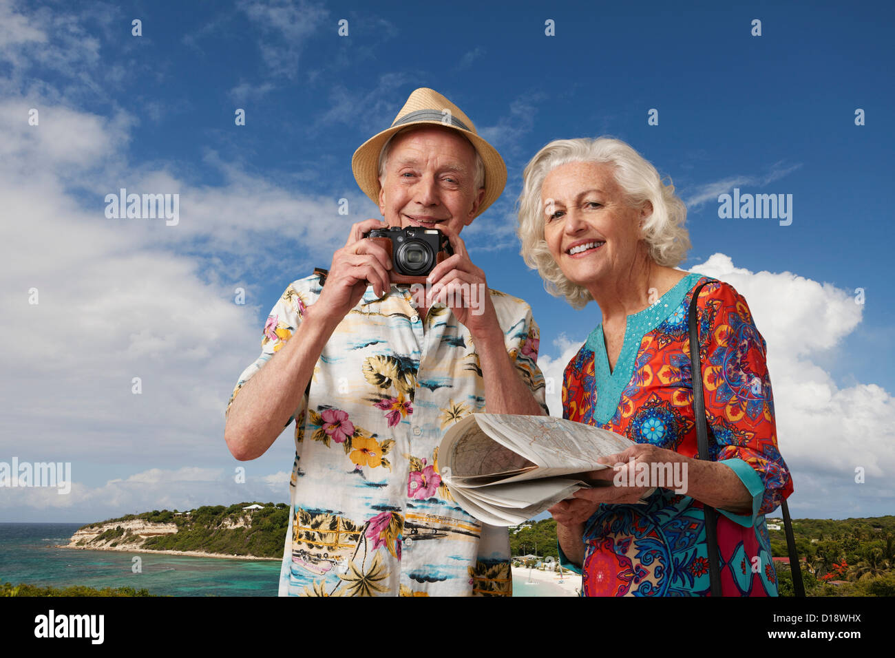 Senior Tourist paar mit Kamera und Karte Stockfoto