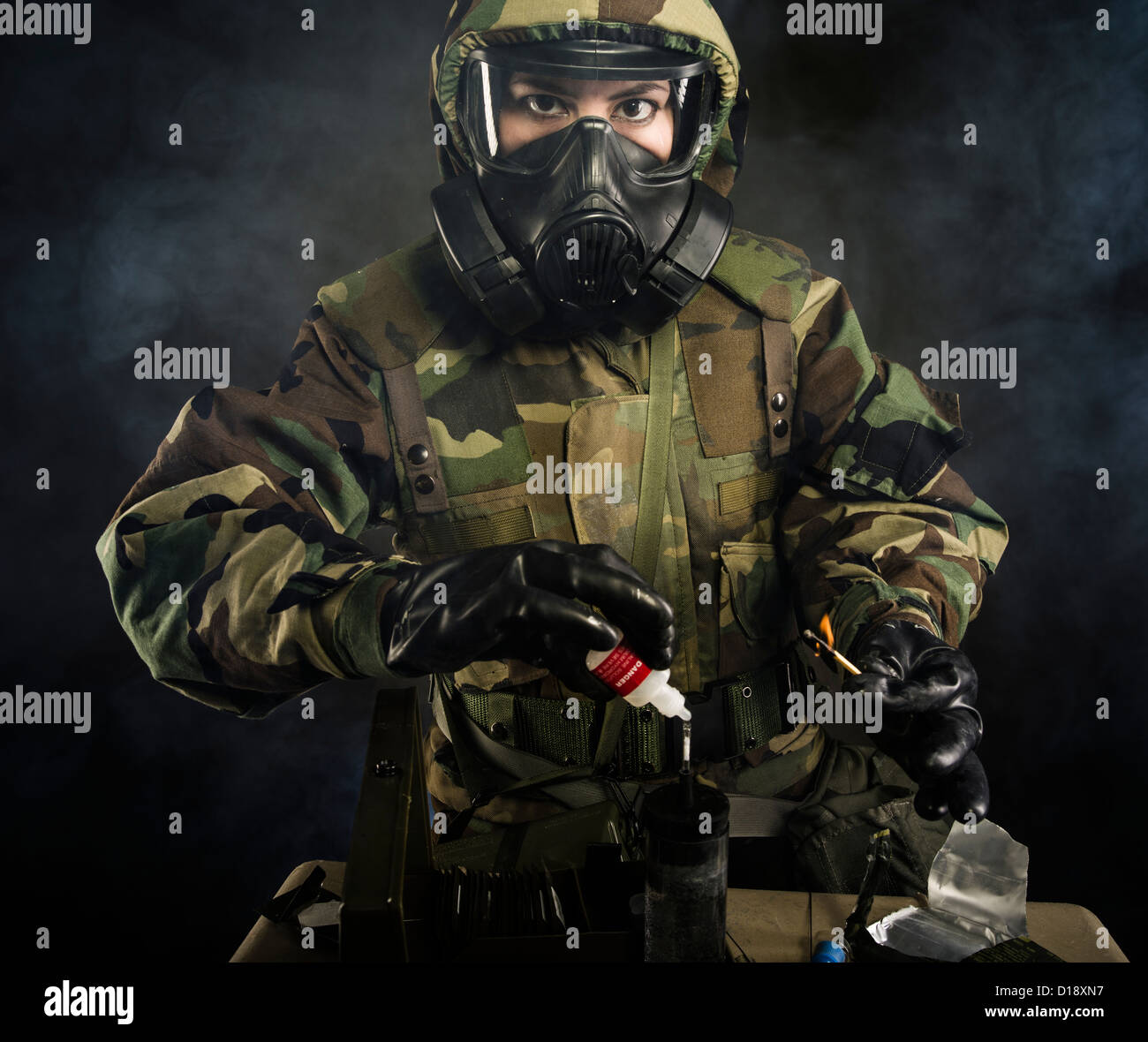 US-Marine im MOPP Ausrüstung inc Gasmaske verwendet M272 Chemical Agent Wasser Test Kit (Lewisit, Nervengase, Cyanid und Senf) Stockfoto