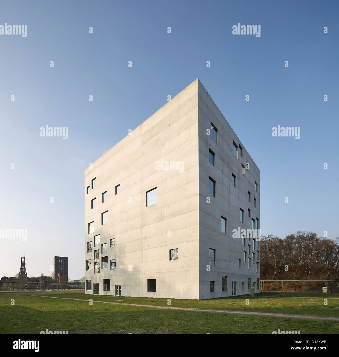 Zollverein School, Essen, Deutschland. Architekt: SANAA Kazuyo Sejima + Ryue Nishizawa, 2006. Ecke Erhebung in der Bergbau-wohnen Stockfoto