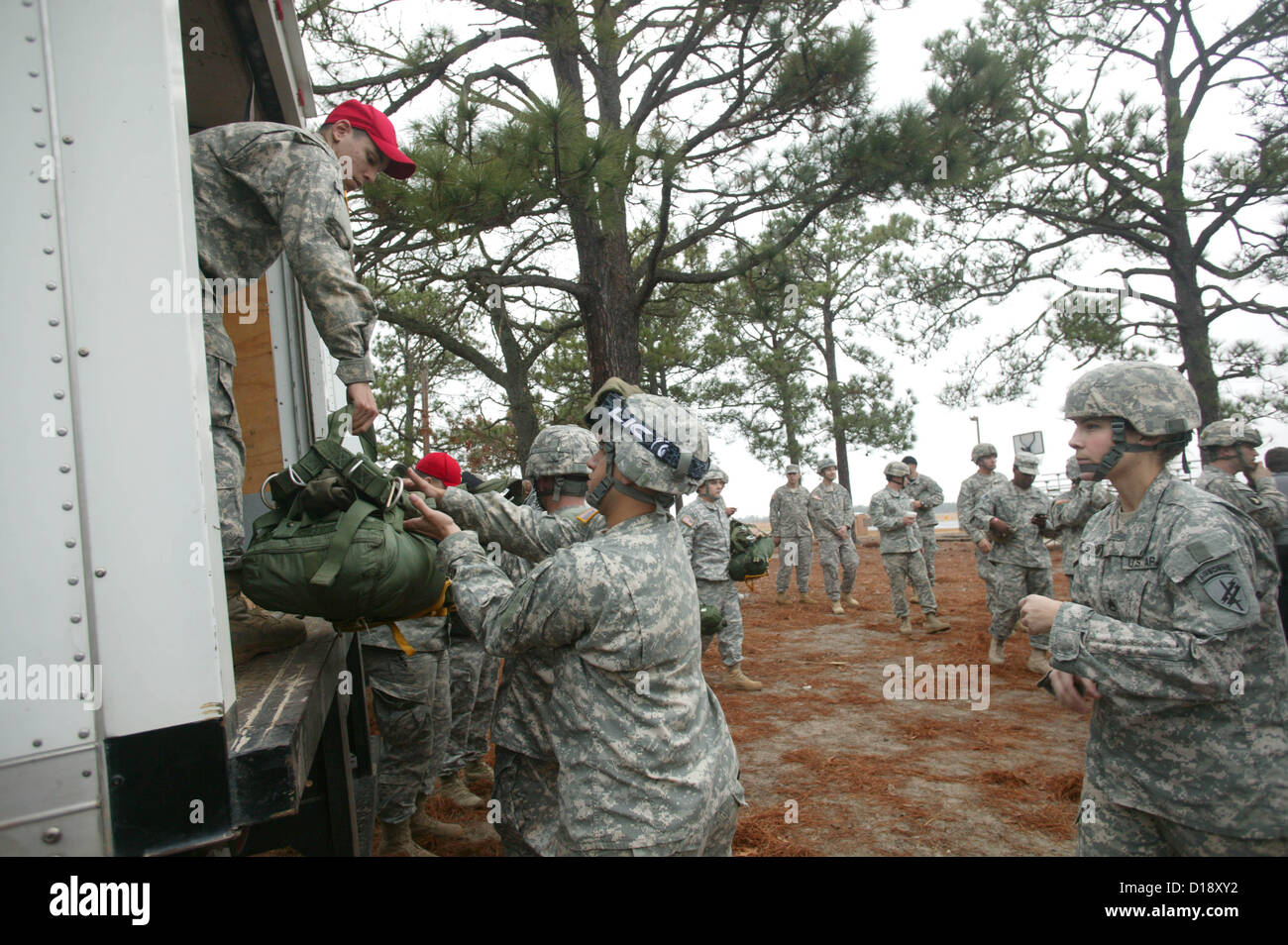 10. Dezember 2012 - New York, New York, USA - Fort Bragg North Carolina. US Army Fallschirmjäger und Fallschirmjäger aus 7 Alliierten Nationen trainieren und für eine gute Sache The Randy Oler Betrieb Spielzeug Drop zu springen. Es hat mehr als 20.000 Spielzeug vom Fahrrad, Puppen, Video-Spiele für Familien und Kinder in Not. Auf Lotto Tag Soldaten die bekommen Sie Chance, ausgewählt, um am Folgetag an der Veranstaltung teilzunehmen. Tausende von US-Armeesoldaten vom ganzen Land führen einen '' Hollywood '' Sprung betreut ausländische Jumpmasters...    Â © 2012 (Kredit-Bild: © Bruce Cotler/Globe Fotos/ZUMAPR Stockfoto