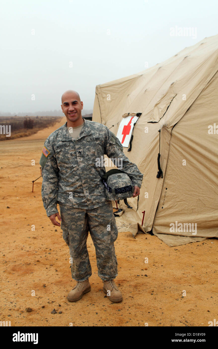 10. Dezember 2012 - New York, New York, USA - Fort Bragg North Carolina. US Army Fallschirmjäger und Fallschirmjäger aus 7 Alliierten Nationen trainieren und für eine gute Sache The Randy Oler Betrieb Spielzeug Drop zu springen. Es hat mehr als 20.000 Spielzeug vom Fahrrad, Puppen, Video-Spiele für Familien und Kinder in Not. Auf Lotto Tag Soldaten die bekommen Sie Chance, ausgewählt, um am Folgetag an der Veranstaltung teilzunehmen. Tausende von US-Armeesoldaten vom ganzen Land führen einen '' Hollywood '' Sprung betreut ausländische Jumpmasters...    © 2012 Personal Sargent Juan K. Rogiers aus N.Y.C (Credit Stockfoto