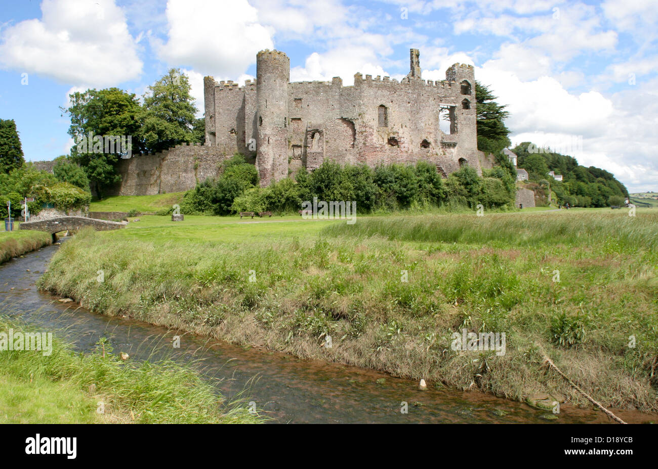 Laugharne Castle aus dem Sumpf und Fluss Laugharne Carmarthenshire Wales UK Stockfoto