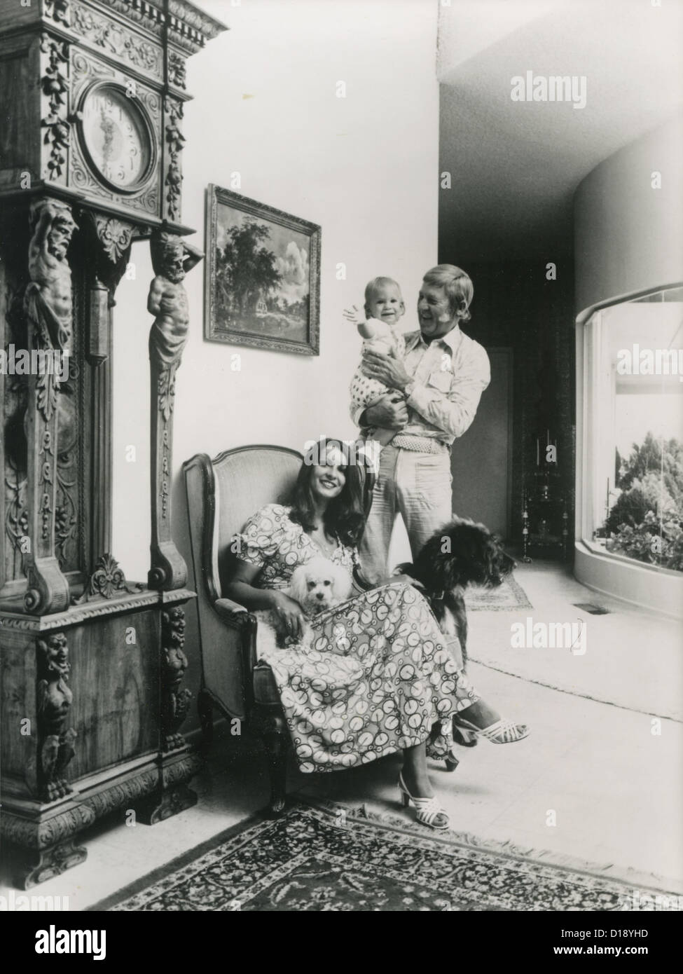 RAY CONNIFF (1916-2002) US-Bandleader mit seiner dritten Frau Vera und Familie um 1970 Stockfoto