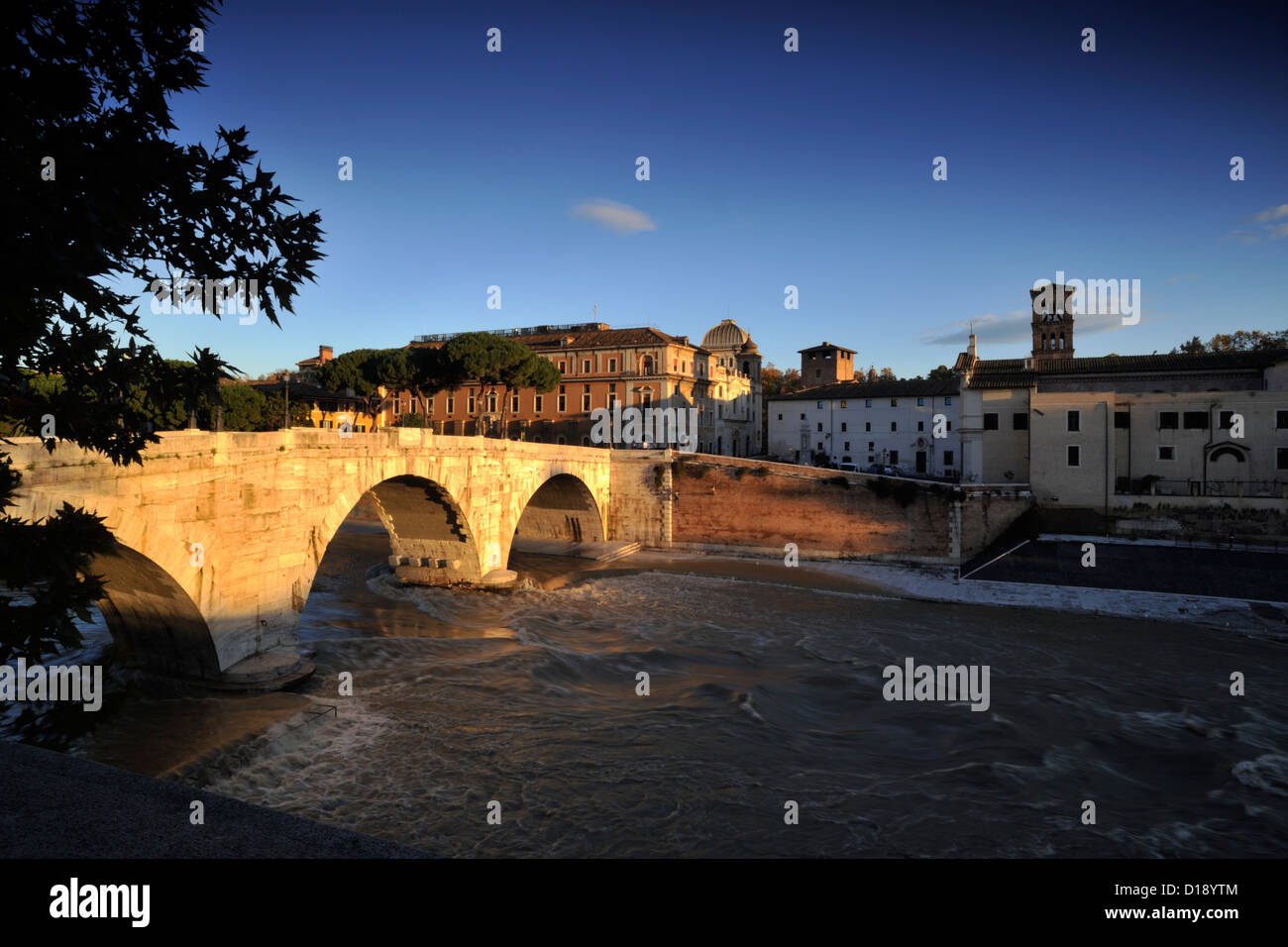 Italien, Rom, Tiber, Cestius-Brücke und Isola Tiberina bei Sonnenaufgang Stockfoto