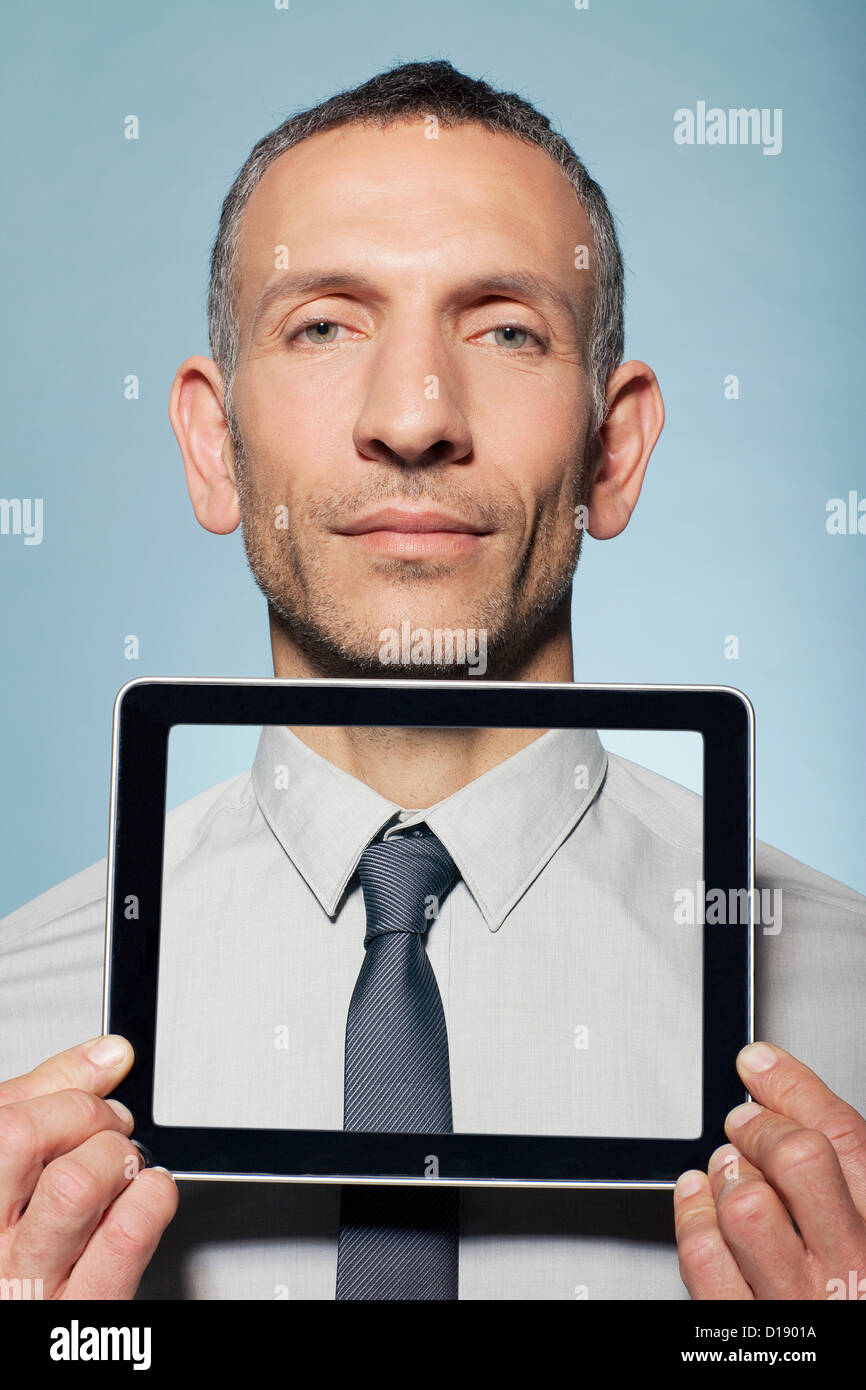 Manndeckung Hals mit digital-Tablette Stockfoto