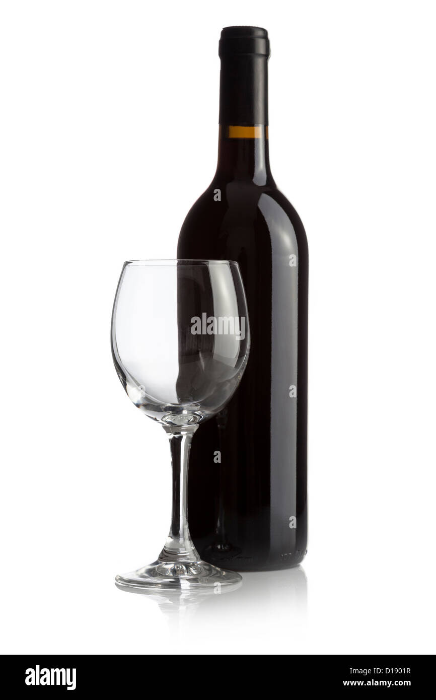 Elegante rote Glas Wein und eine Flasche Wein in weißem Hintergrund Stockfoto