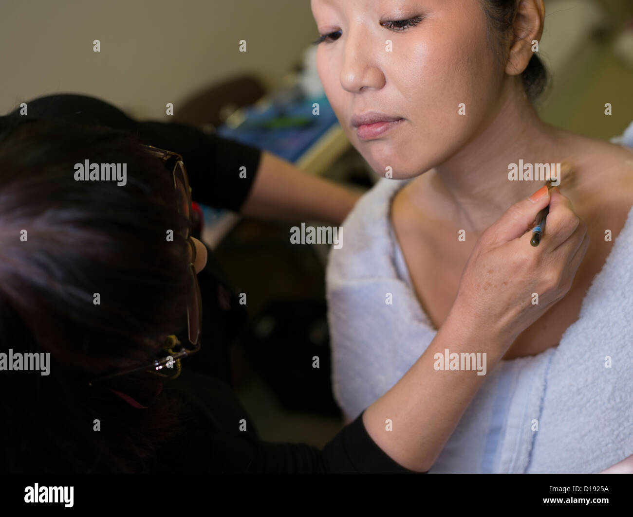 Bekommt die Braut Make-up vor der Hochzeit am Kirishima-Jingu (Kirishima-Schrein) Shinto-Schrein in Kirishima Kagoshima Präfektur, Japan Stockfoto
