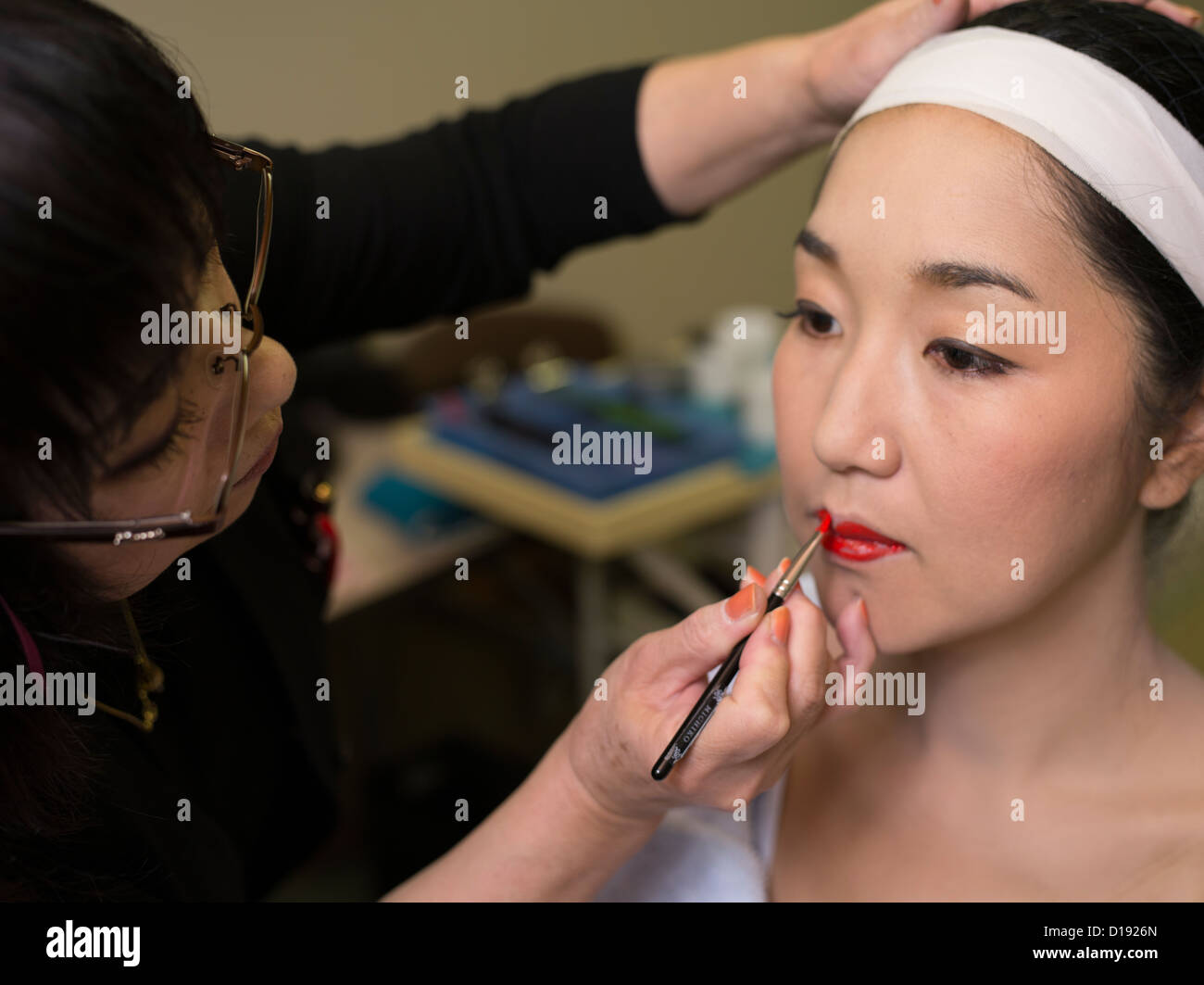 Bekommt die Braut Make-up vor der Hochzeit am Kirishima-Jingu (Kirishima-Schrein) Shinto-Schrein in Kirishima Kagoshima Präfektur, Japan Stockfoto