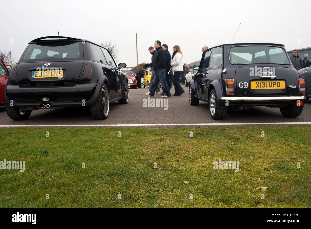 Ein modernes neues Mini Auto parkte neben der ursprünglichen classic Mini bei einer Oldtimer-Show. Stockfoto