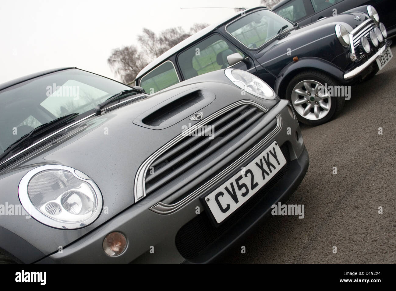 Ein modernes neues Mini Auto parkte neben der ursprünglichen classic Mini bei einer Oldtimer-Show. Stockfoto