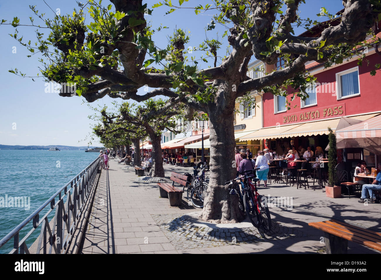 Touristen-Geschäfte und Cafés an der Uferpromenade am Bodensee (Bodensee)  in Meersburg, Baden-Württemberg, Deutschland Stockfotografie - Alamy