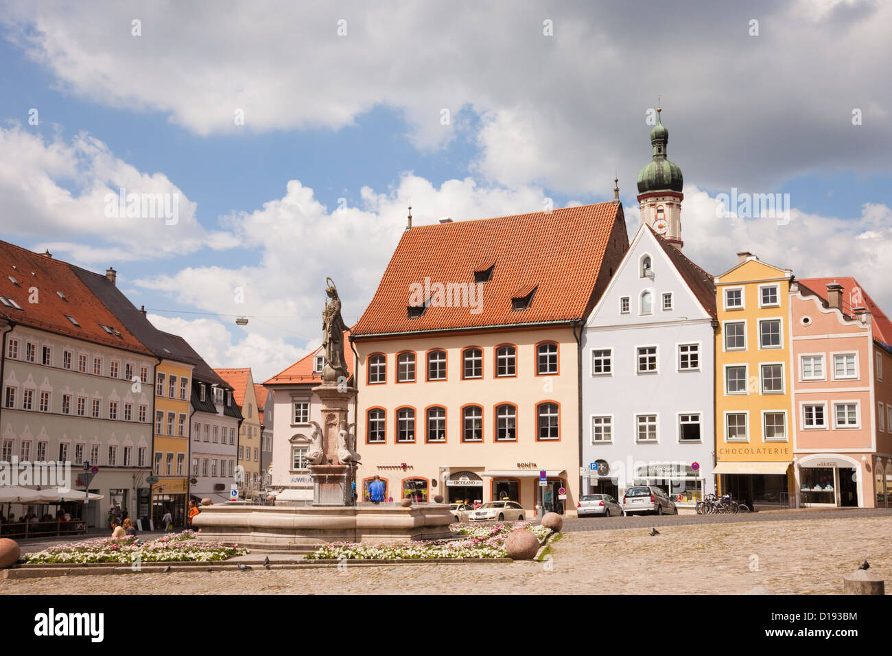 Am Hauptplatz, Landsberg am Lech, Bayern, Deutschland. Brunnen und alten Gebäuden in der historischen Altstadt der ummauerten Stadt an romantischen Straße Stockfoto