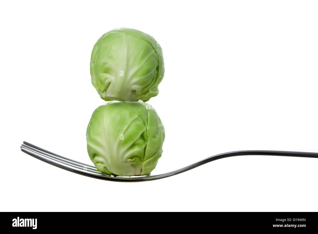 ausgewogene Diät-Konzept mit frischen Rosenkohl auf einer Gabel Stockfoto