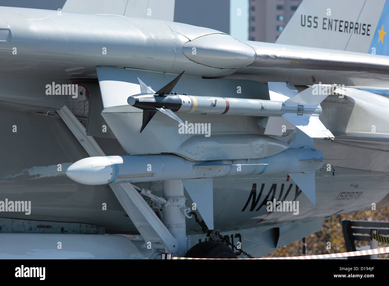 Raketen unter den Fittichen von einer F14 Tomcat Kampfjet an Bord der USS Midway in San Diego, Kalifornien. Stockfoto