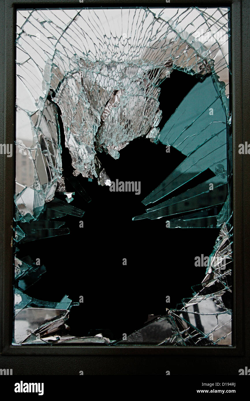 Zerbrochenes Glastür des Shops Stockfoto