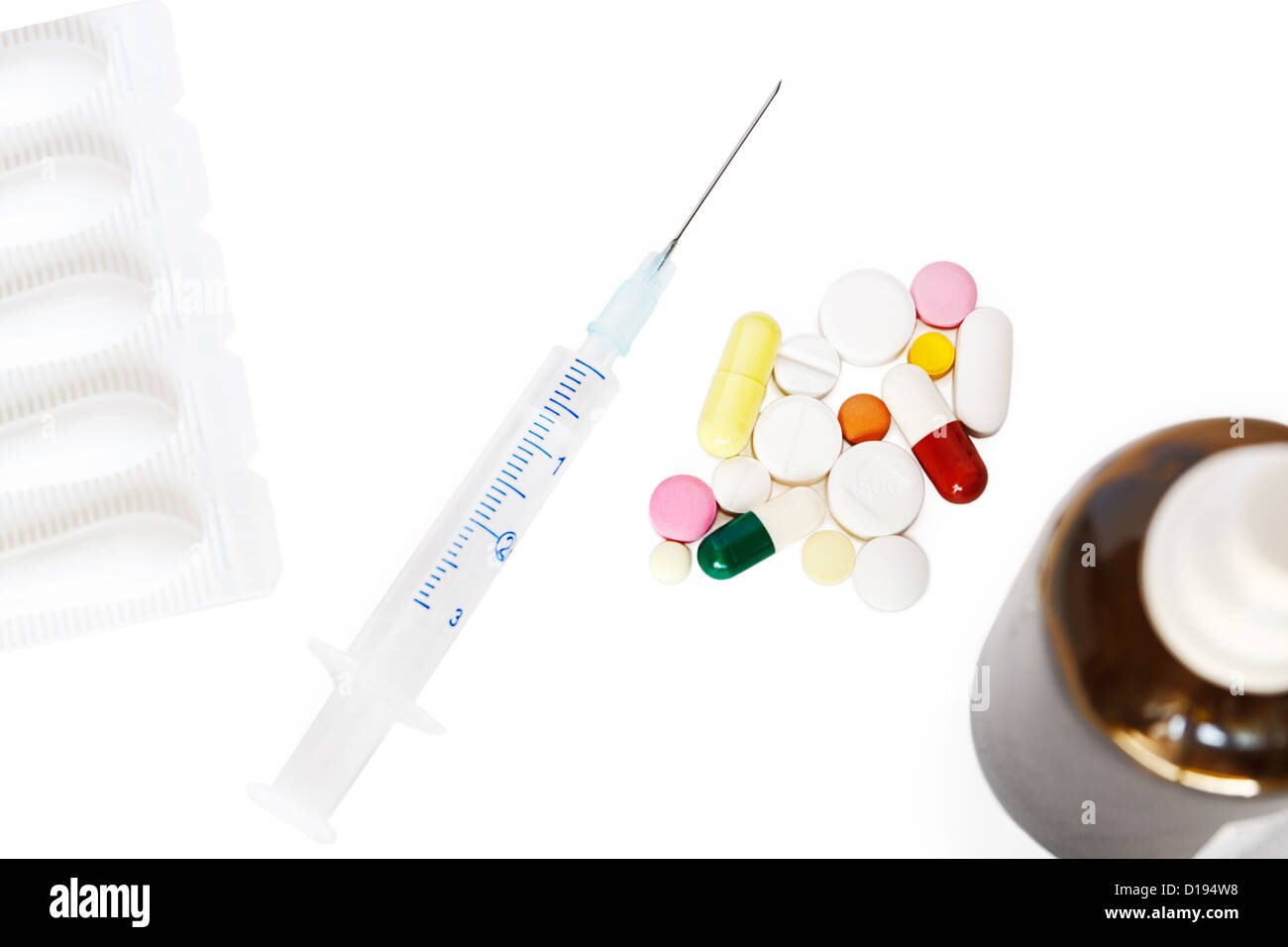 Zäpfchen, Tabletten, Kapseln, Tropfen in Braunglas und Spritze isoliert auf weißem Hintergrund Stockfoto