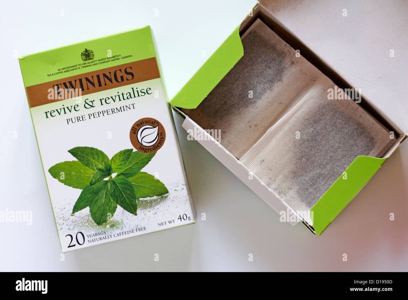Twinings Teebeutel Teebeutel - Revive & pure Peppermint auf weißem Hintergrund beleben Stockfoto