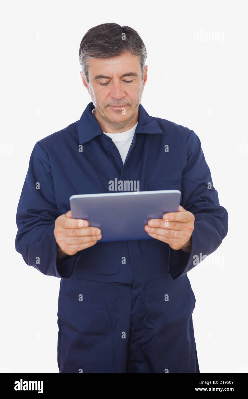 Mechaniker in Uniform mit digital-Tablette Stockfoto