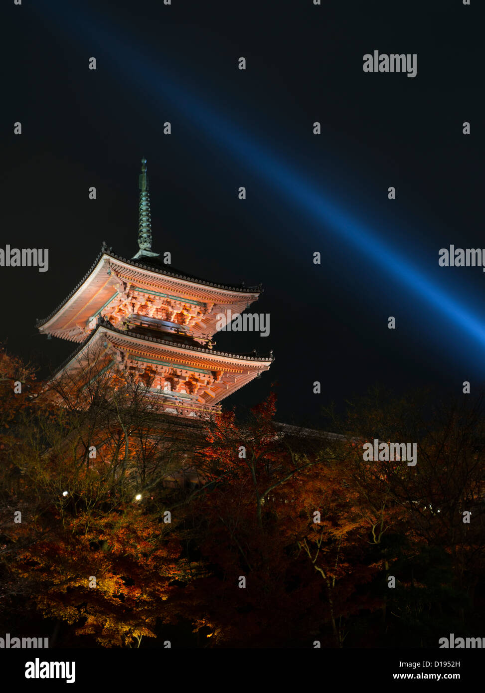Beleuchtung im Herbst (Herbst) die Pagode am Tempel Kiyomizu-Dera, Kyoto Stockfoto