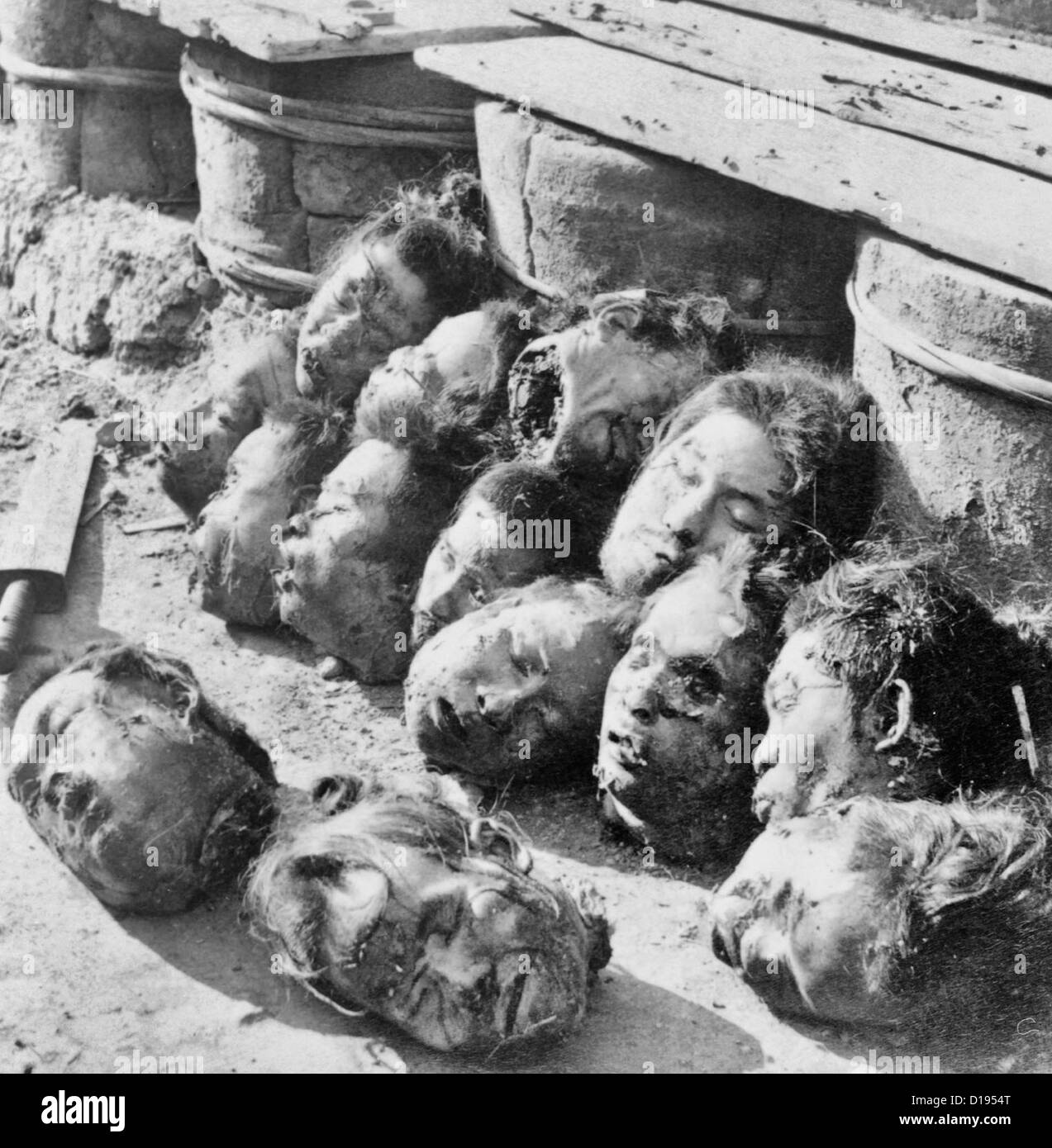 Nach der Hinrichtung, Kanton Gefängnis, China - abgeschlagenen Köpfe auf dem Boden verstreut. Nach dem Boxeraufstand, 1901 Stockfoto