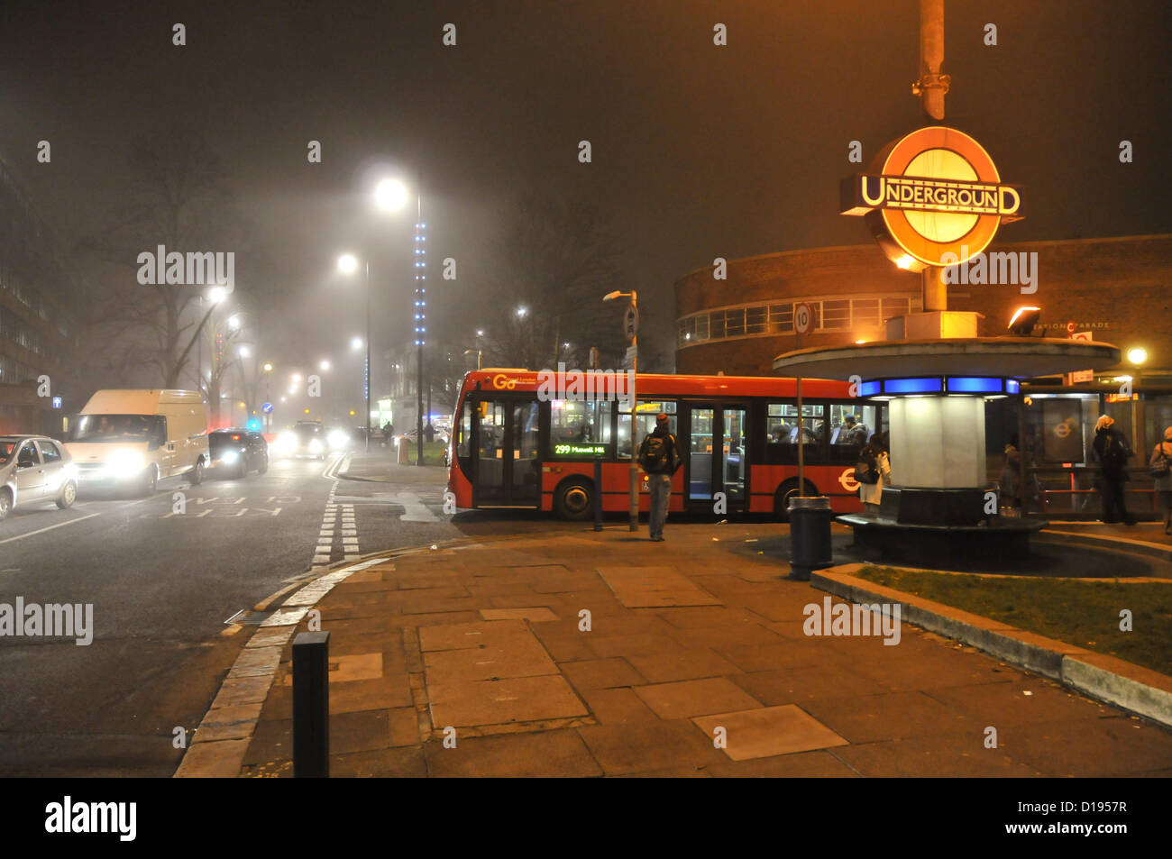 Southgate, Enfield, London, UK. 11. Dezember 2012.Southgate High Street und der U-Bahn unterzeichnen im Nebel. Dichte Nebel in London Vororten einfrieren. Bildnachweis: Matthew Chattle / Alamy Live News Stockfoto