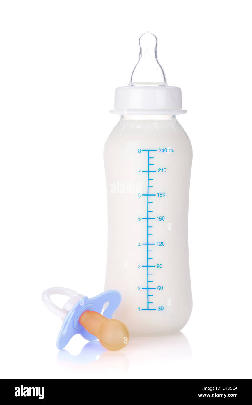 Baby-Flasche mit Milch und Schnuller für Jungen. Isoliert auf weißem Hintergrund Stockfoto