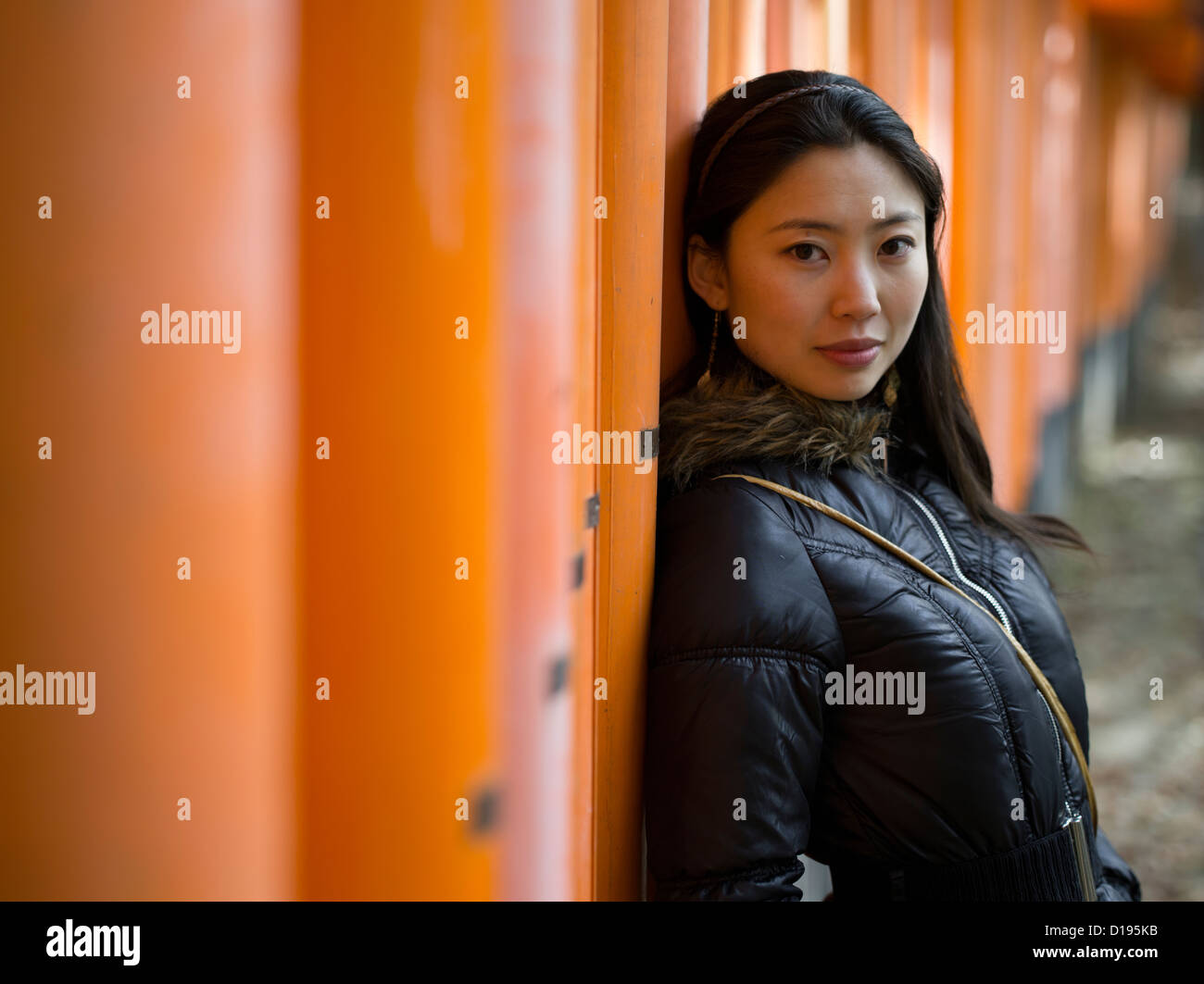 Japanische Frau besuchen Fushimi Inari-Taisha ein Shinto-Schrein mit orange Torii Toren in Kyoto, Japan. Stockfoto