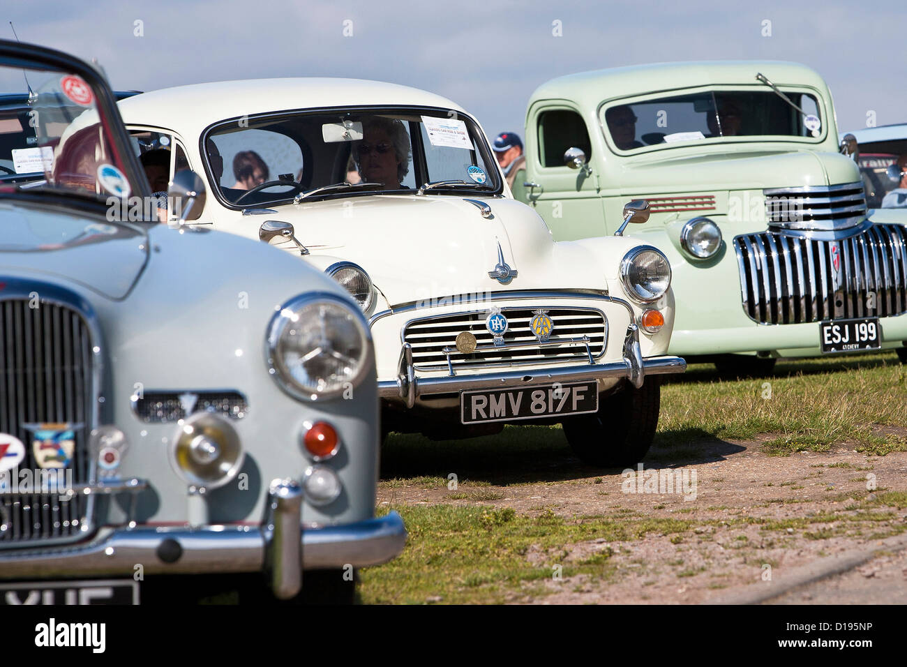 Klassische Autos geparkt auf Cromer Klippe Stockfoto