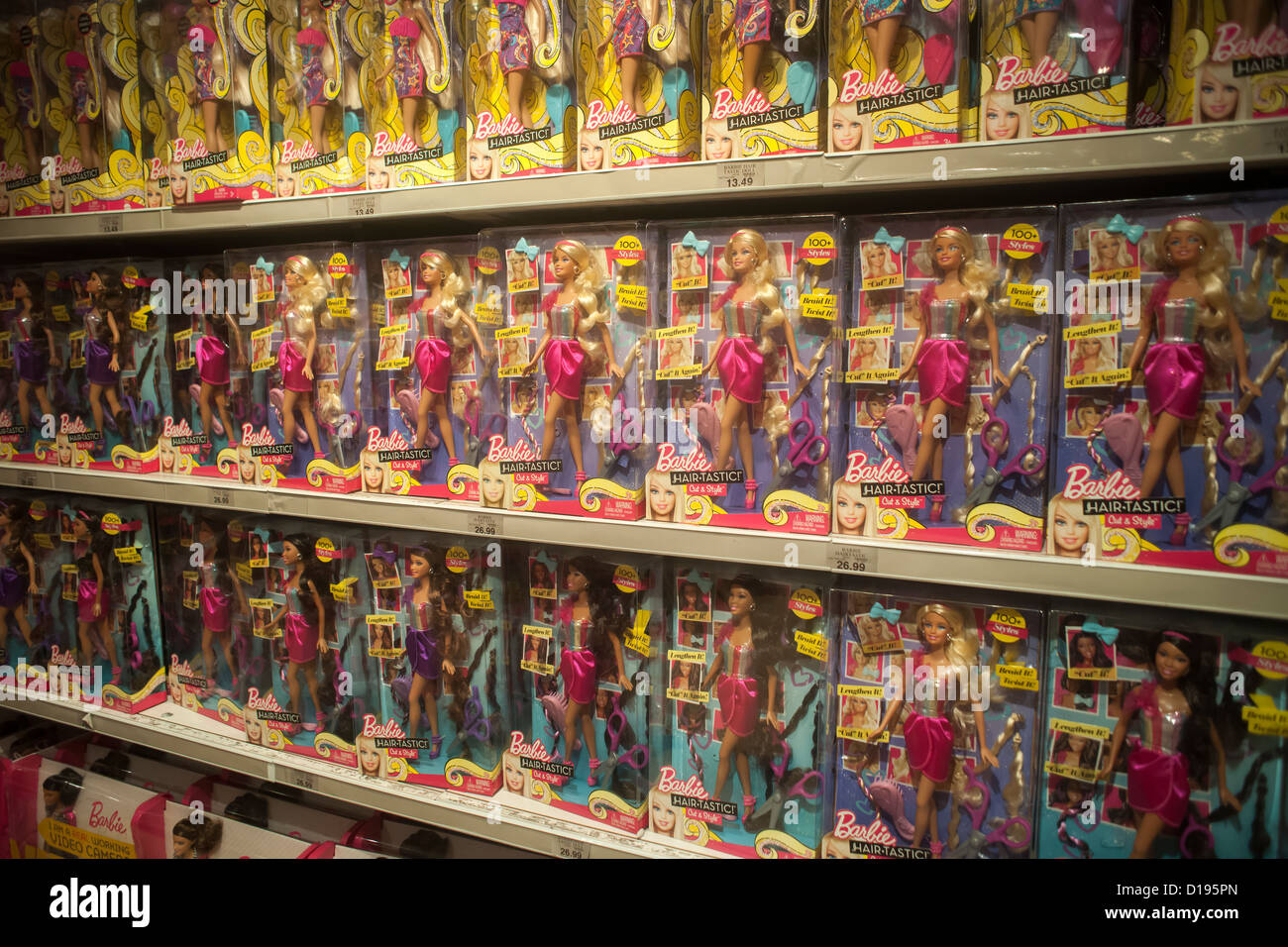 Barbie Puppe Display in den Toys R Us-Store am belebten Times Square in New  York Stockfotografie - Alamy