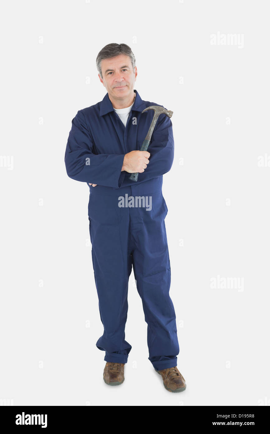Zuversichtlich Mechaniker Holding hammer Stockfoto