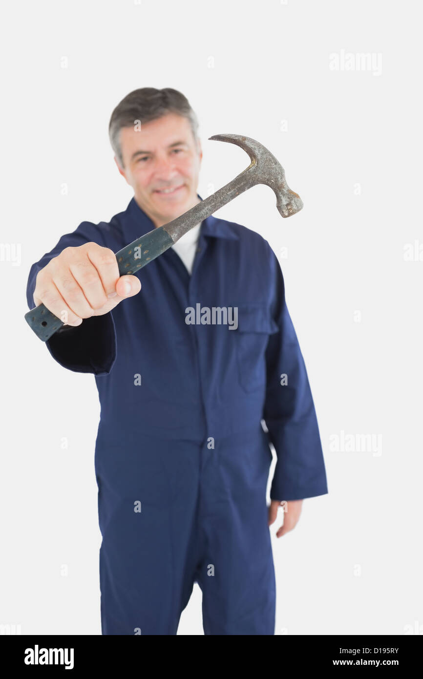 Männliche Techniker mit hammer Stockfoto