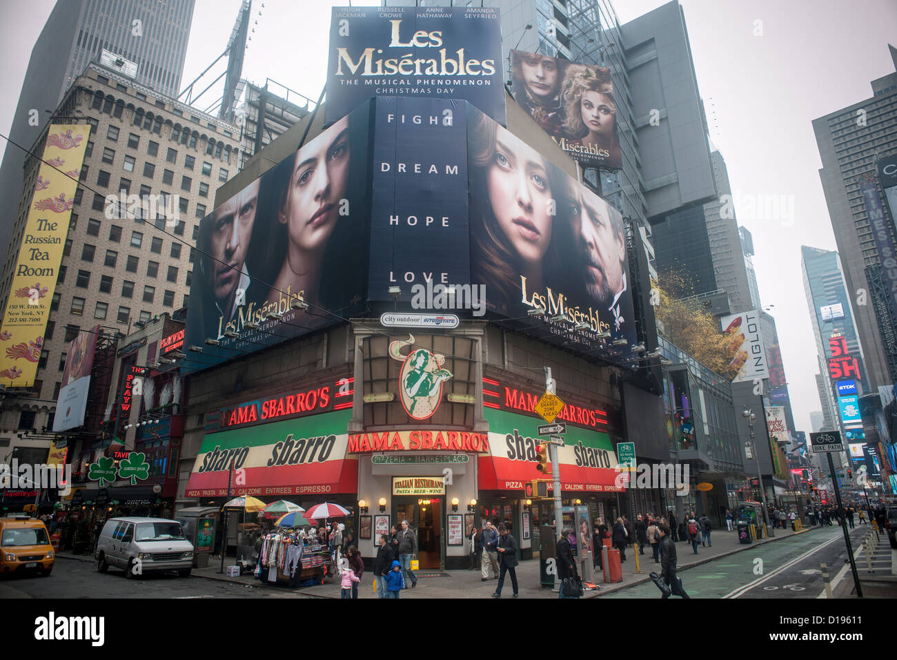 Ein Plakat Werbung für den Film "Les Miserables", sieht man auf dem Times Square Stockfoto