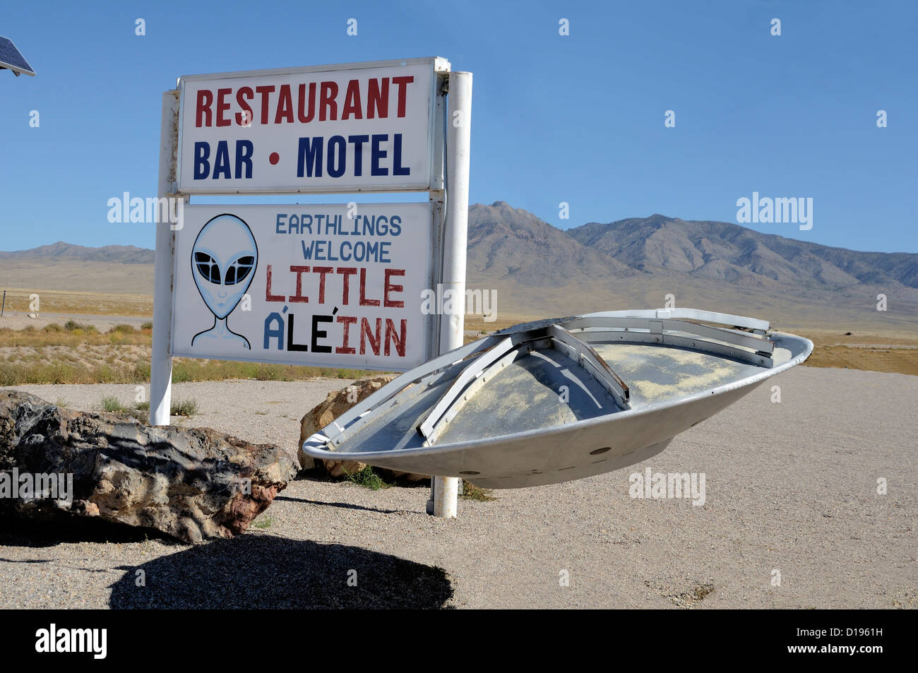 Das Little A'Le'Inn in Rachel, Nevada, mit seinem legendären Schild in Form einer Untertasse und einem staubigen Parkplatz unter einem riesigen Wüstenhimmel. Stockfoto
