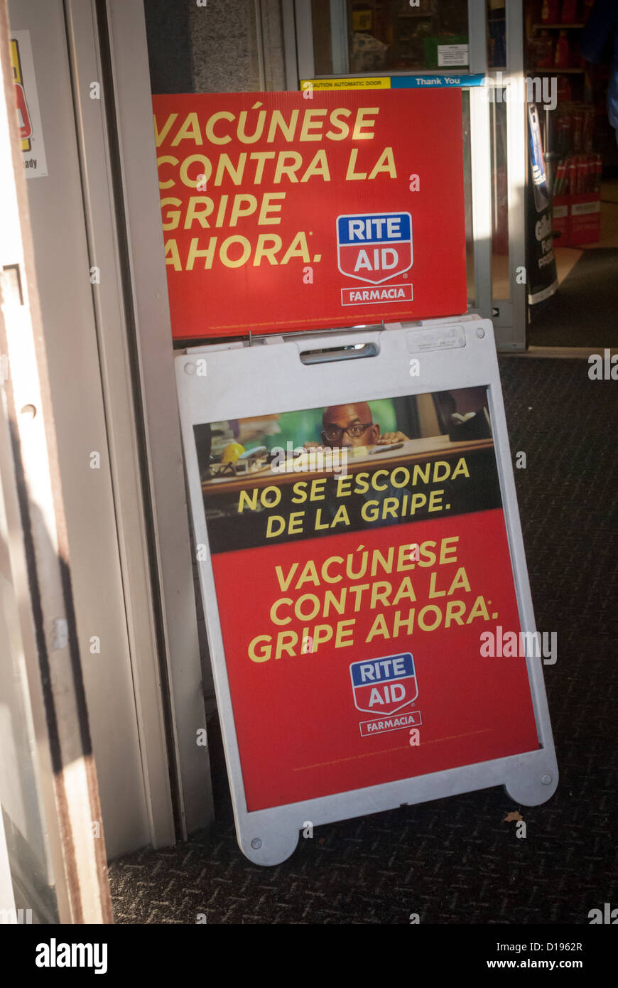 Ein Zeichen in spanischer Sprache wirbt damit, dass Grippeimpfungen Rite Aid Apotheke in New York zur Verfügung stehen Stockfoto