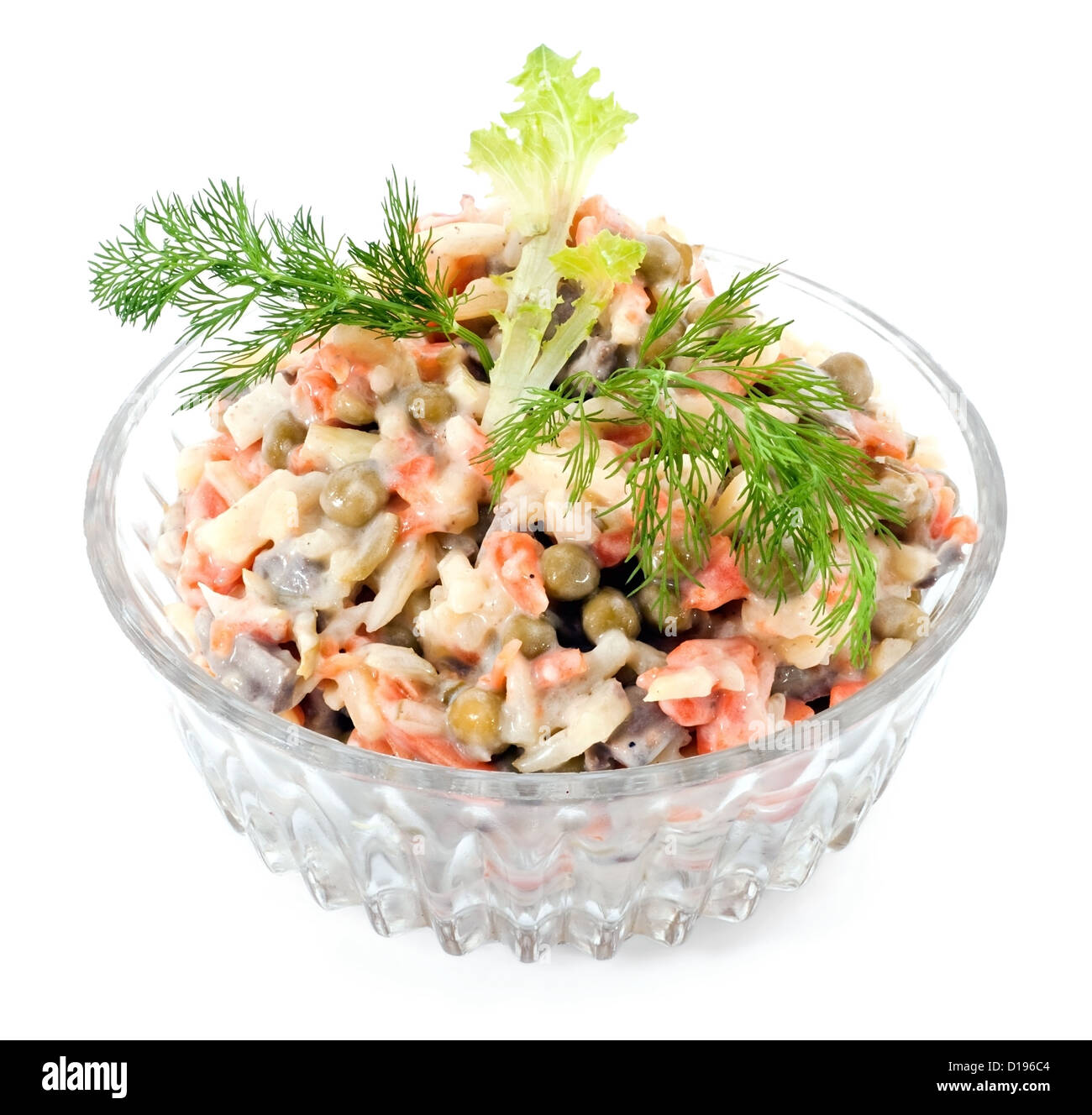Salat aus Erbsen, Karotten, Kartoffeln und Leber mit Fenchel auf dem Kristall beugen isolierten auf weißen Hintergrund Stockfoto