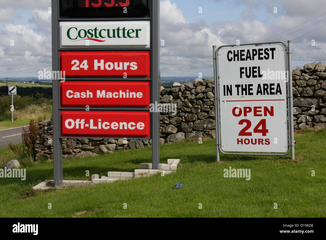 Billig tanken Zeichen an Tankstelle in Wales, Großbritannien, Vereinigtes Königreich Stockfoto