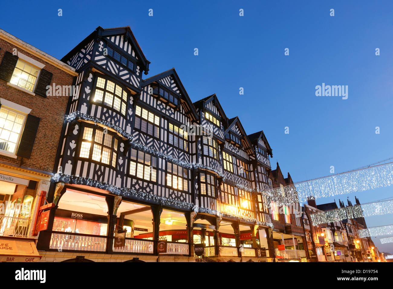 Geschäfte und die Zeilen auf Bridge Street Chester Stockfoto