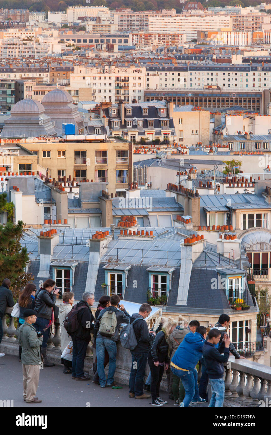 Touristen mit Blick von der Dachterrasse über Paris, Montmartre, Paris Frankreich Stockfoto