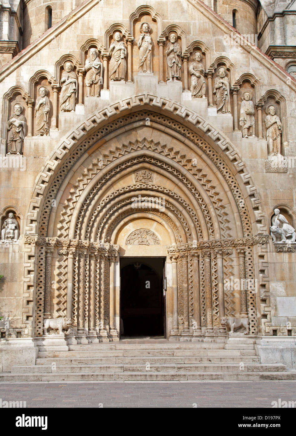 Budapest - Bogen des Hauptportals in Ungarn die vollständigste romanische Kirche von Jak Stockfoto