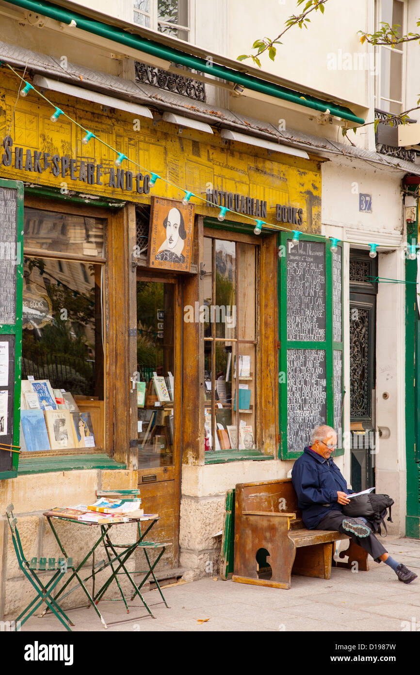 Mann liest ein Buch in der Buchhandlung Shakespeare and Company im Quartier Latin, Paris Frankreich Stockfoto