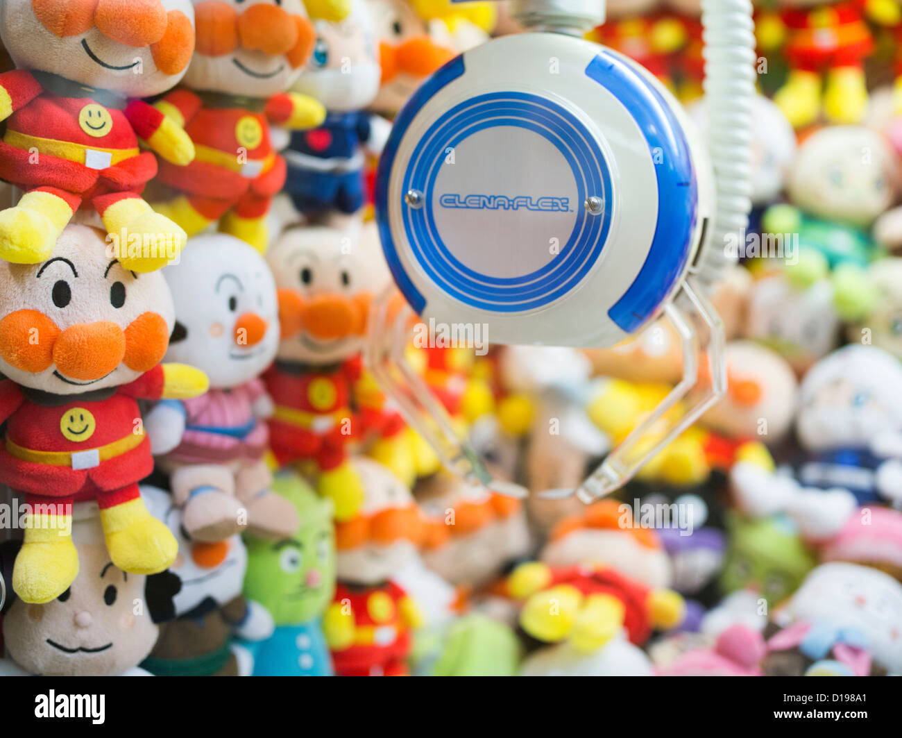 UFO Catcher Maschine in Shinjuku Japan mit Plüschtiere der beliebten Anime-Figuren im Inneren. Stockfoto