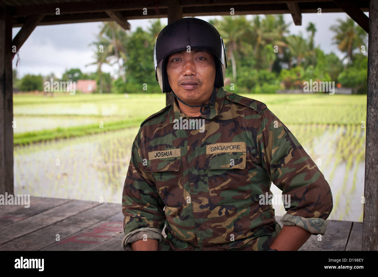 Eine balinesische Mann in Singapur Armee Camo shirt Stockfoto