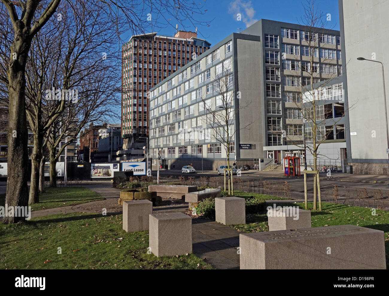 Universität von Strathclyde Graham Hügel Gebäude in George Street Glasgow mit dem Livingstone-Turm hinter Stockfoto