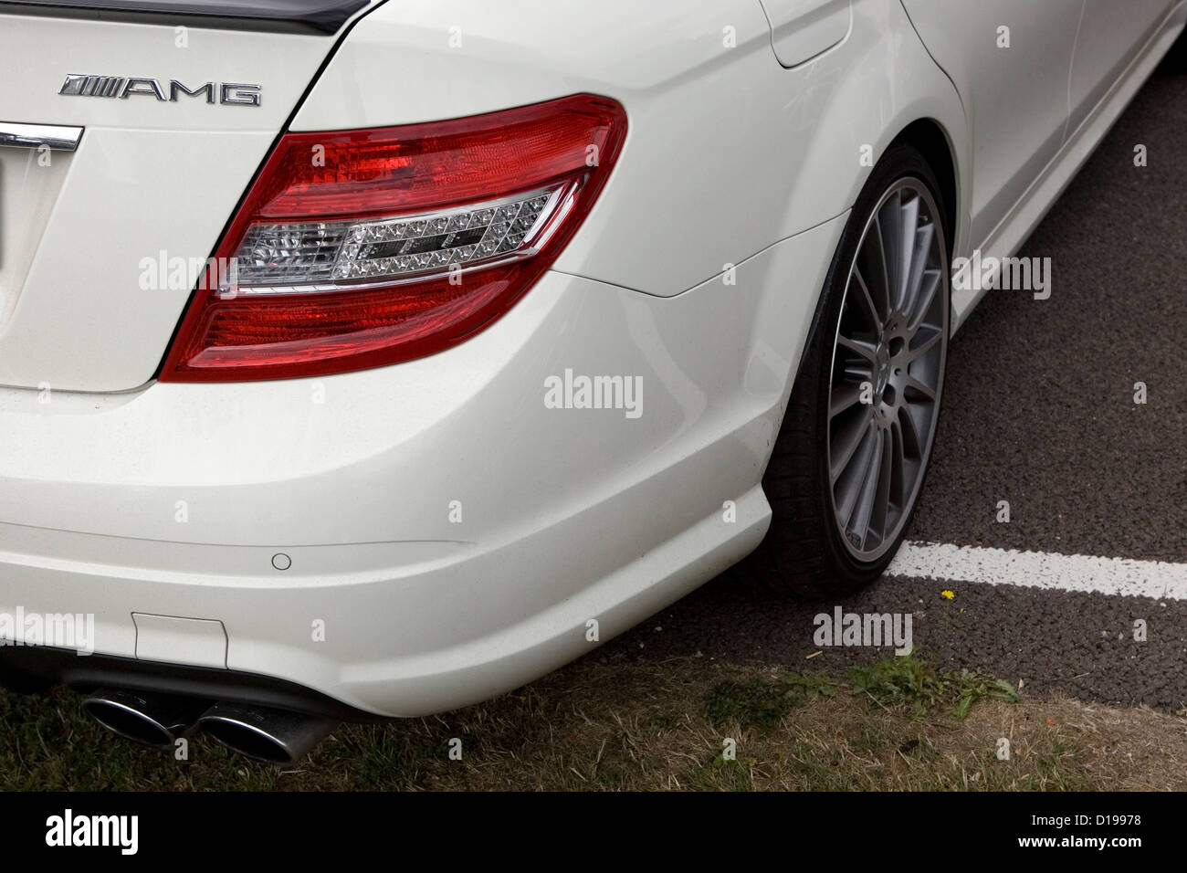 Die Rückseite von einem weißen AMG Mercedes Supersportwagen bei einer Autoshow. Stockfoto