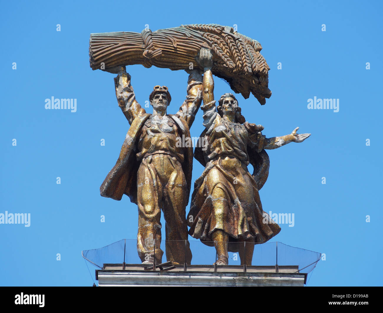 Sowjet-Ära Skulptur an der Spitze des Eingangs zum Allrussischen Ausstellungszentrum in Moskau, Russland Stockfoto
