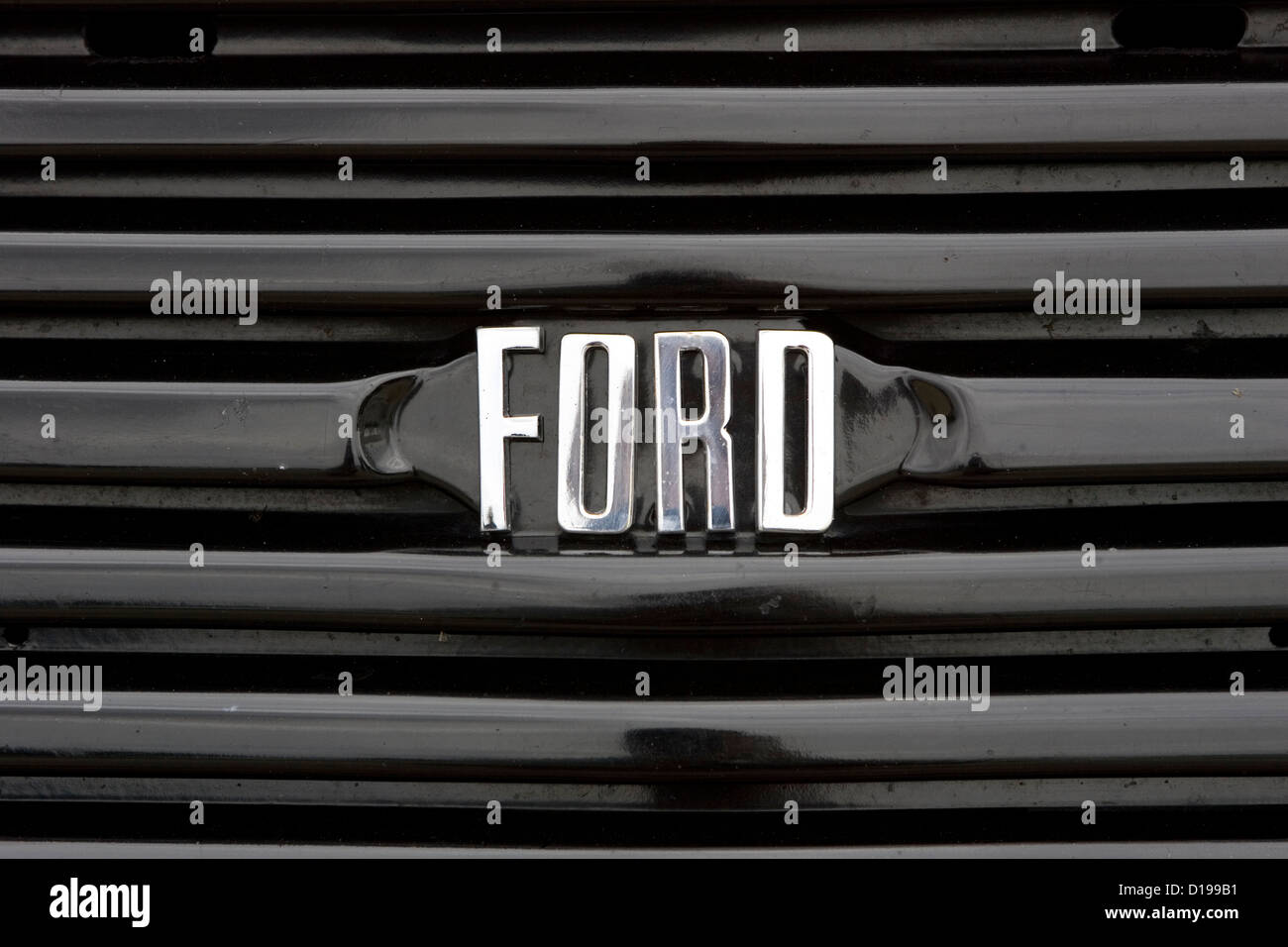 Der Frontgrill und Abzeichen einer klassischen Ford-Limousine. Stockfoto Der Frontgrill und Abzeichen einer klassischen Ford-Limousine. Stockfoto
