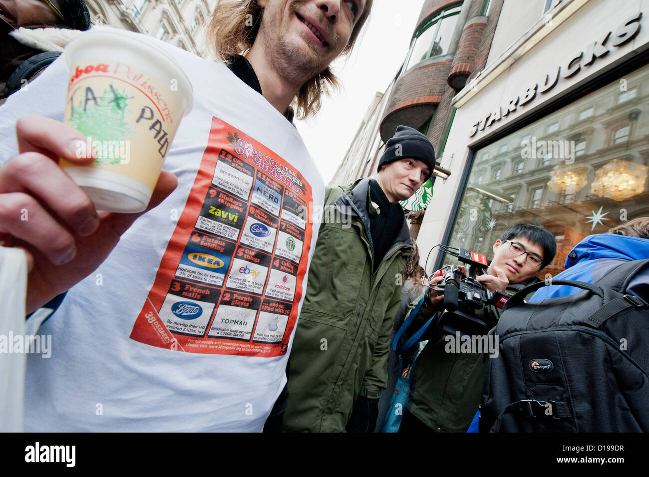 UKuncut inszeniert einen bundesweiten Protest gegen Starbucks Coffee-Shops. Das T-shirt zeigt die zwölf Steuersünder von Weihnachten. Stockfoto