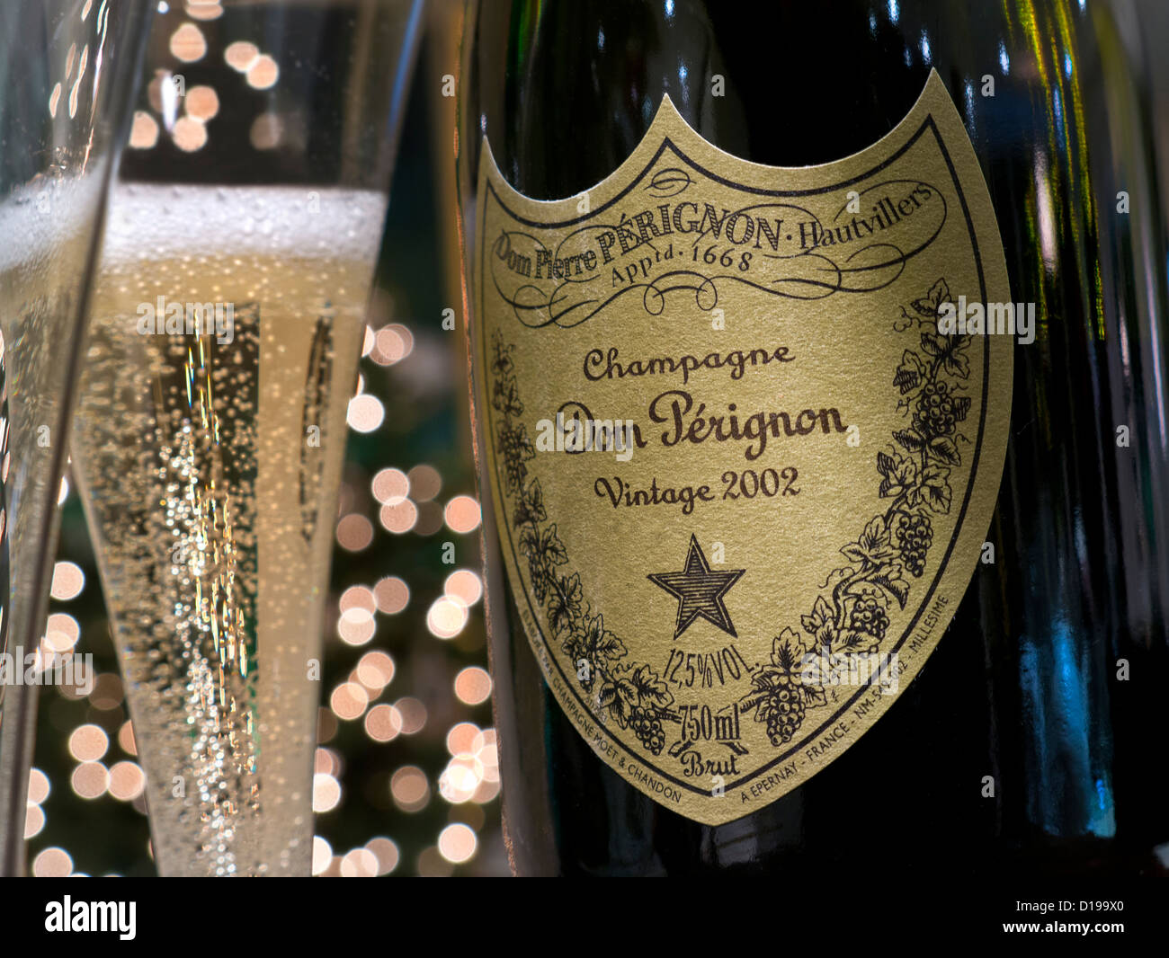 Frisch gegossen Gläser Jahrgang 2002 Dom Perignon Luxus Champagner mit funkelnden Lichter im Hintergrund Stockfoto