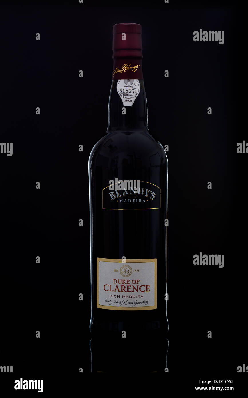 Blandy es Duke of Clarence reichen Madeira-Wein in Flaschen auf einen dunklen schwarzen Hintergrund angezeigt Stockfoto