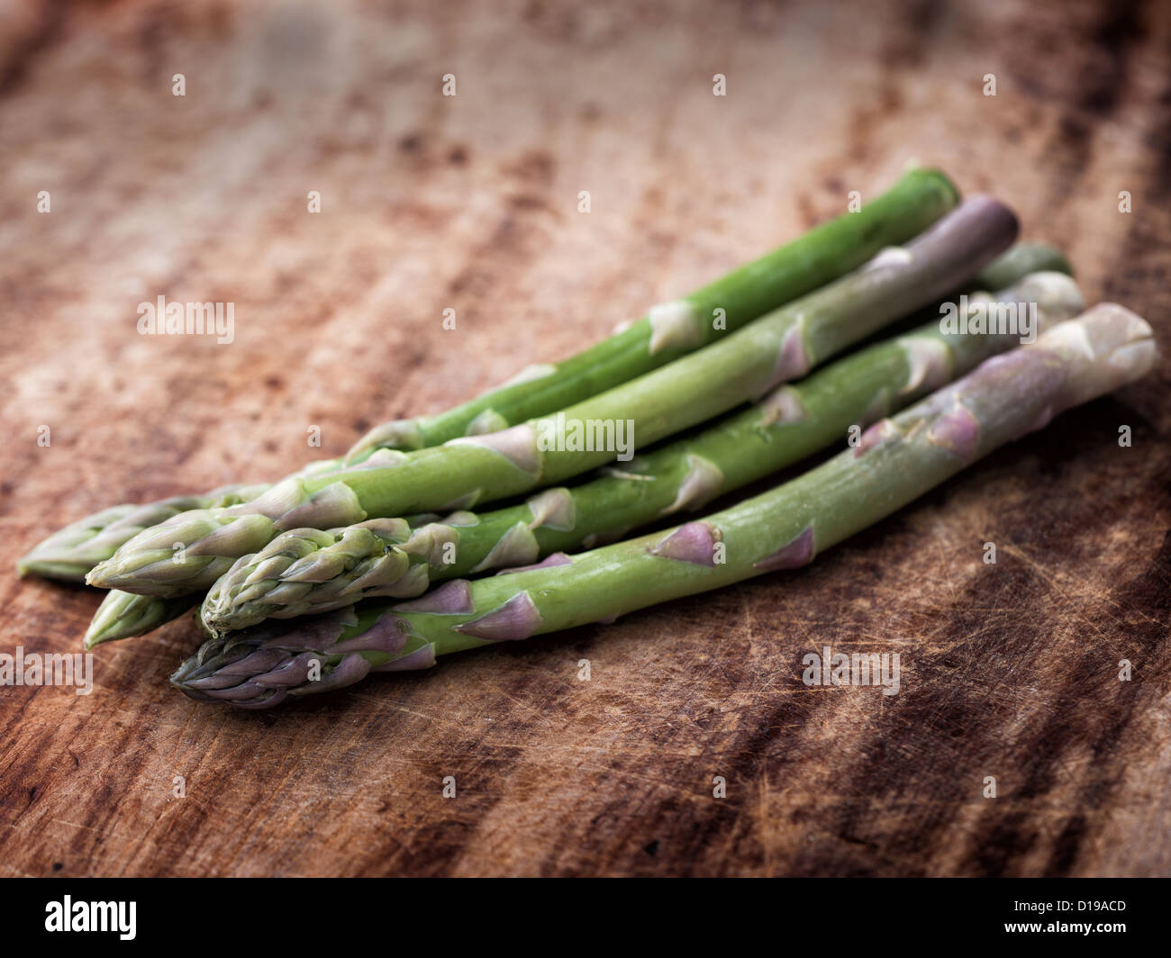 Fünf 5 Spargel ergibt sich auf ein Schneidbrett aus Holz Stockfoto